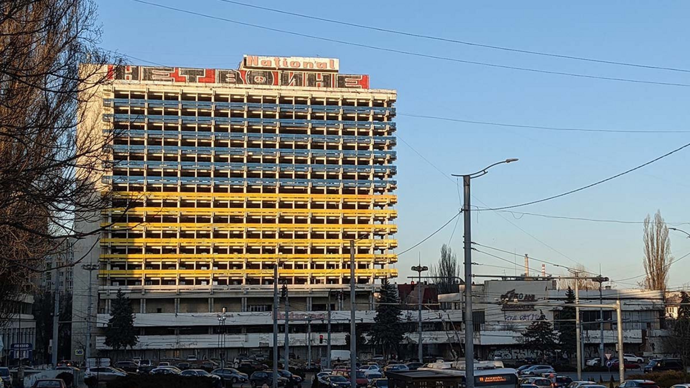 Ein ehemaliges Hotel erstrahlt in der moldawischen Hauptstadt Chișinău isinau in den ukrainischen Landesfarben.