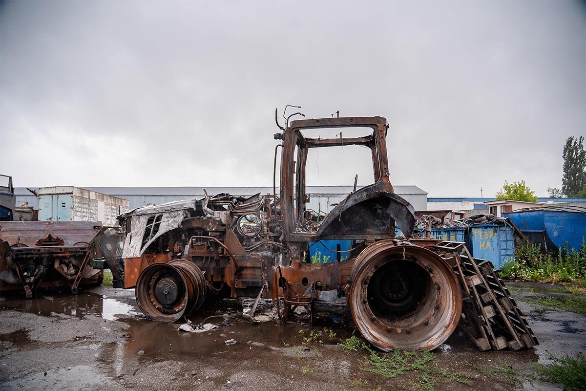 Ausgebrannter Traktor auf einem ukrainischen Bauernhof