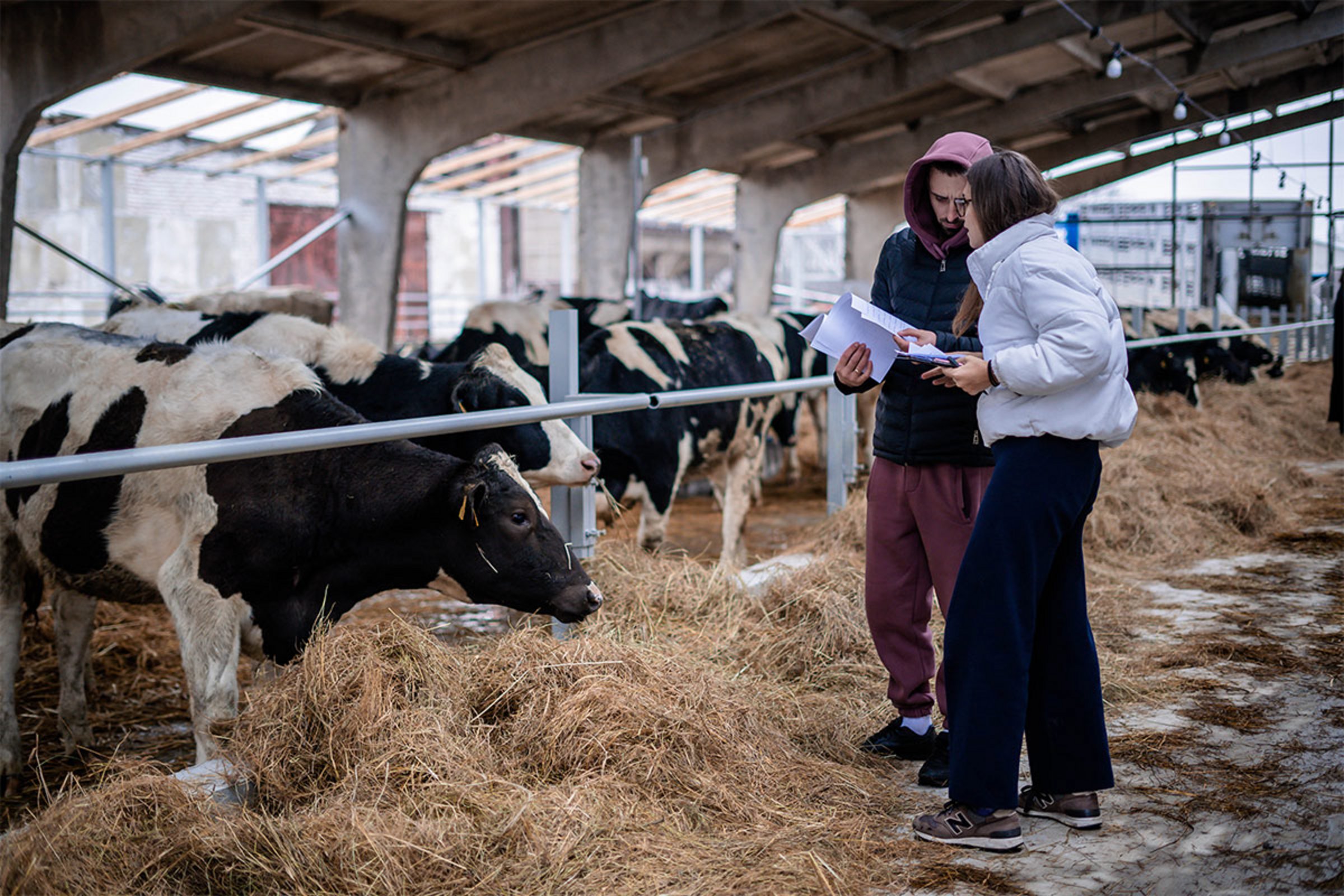 Help-Mitarbeiterin Nelia Surus im Gespräch mit einem Bauern aus Lubny
