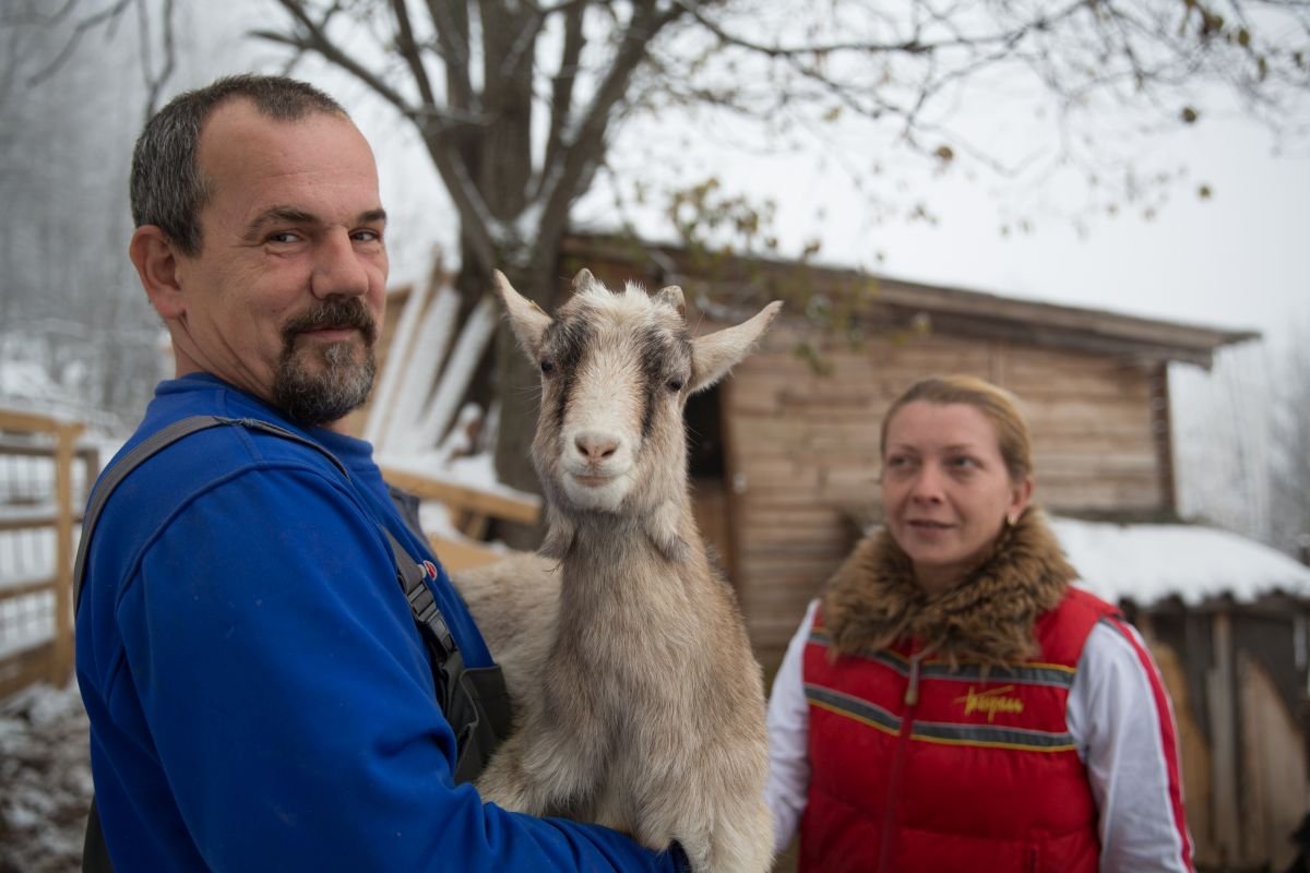 Kleinbauern mit Ziege in Bosnien