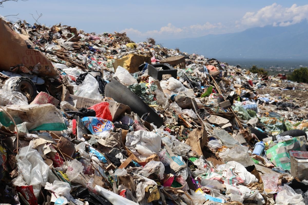Spenden gegen Plastik: Meterhohe Müllhalden