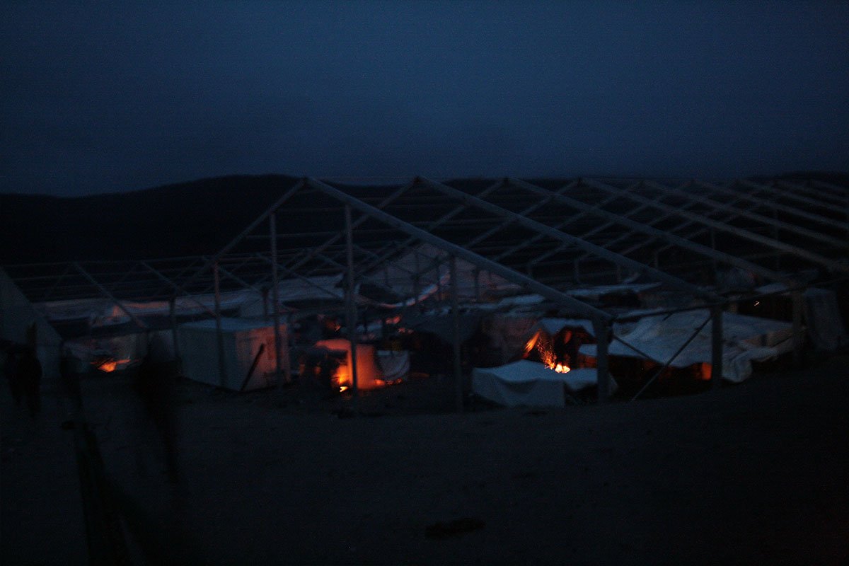 Kleine Lagerfeuer im abgebrannten Flüchtlingslager Lipa