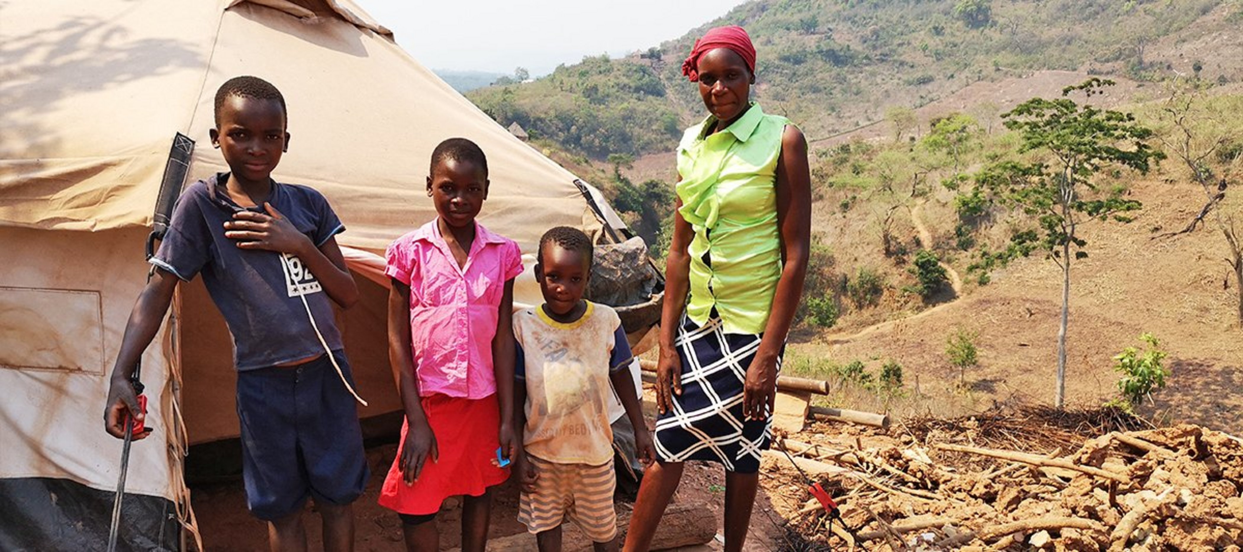 Eine Familie aus Simbabwe vor ihrer Notunterkunft