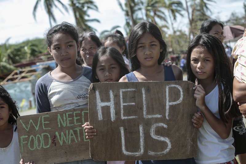 Kinder bitten um Hilfe nach dem Taifun