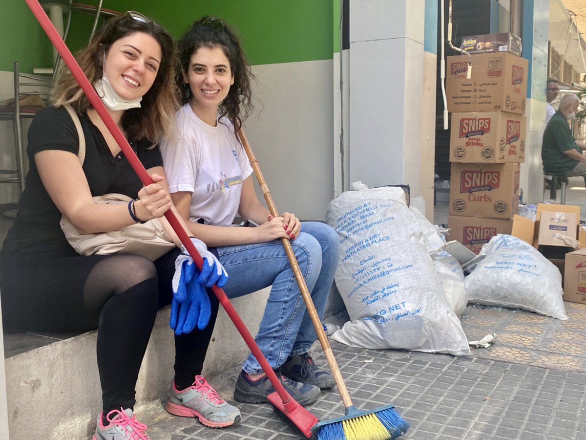 Zwei junge Frauen aus Beirut bei den Aufräumarbeiten nach der Explosion