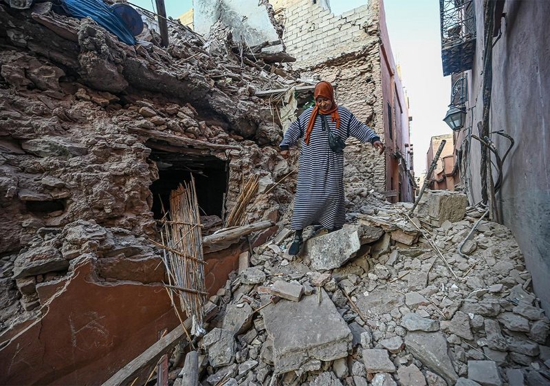 Eine Frau läuft durch Trümmer nach Erdbeben in Marokko