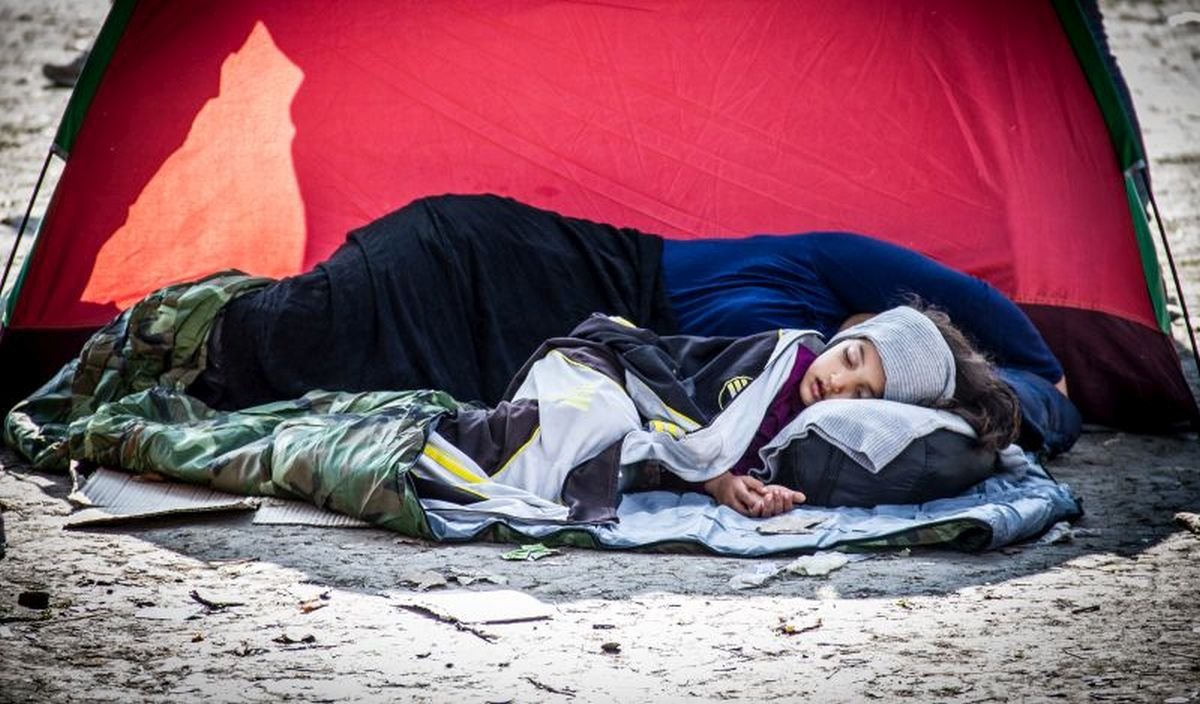 Flüchtlingskind schläft in Zelt in Serbien