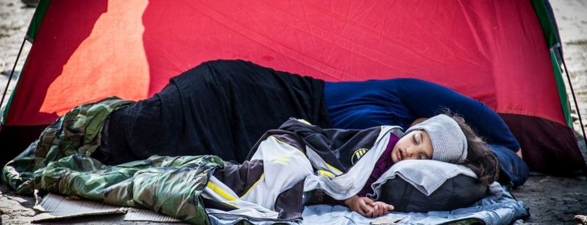 Flüchtlingskind schläft in Zelt in Serbien
