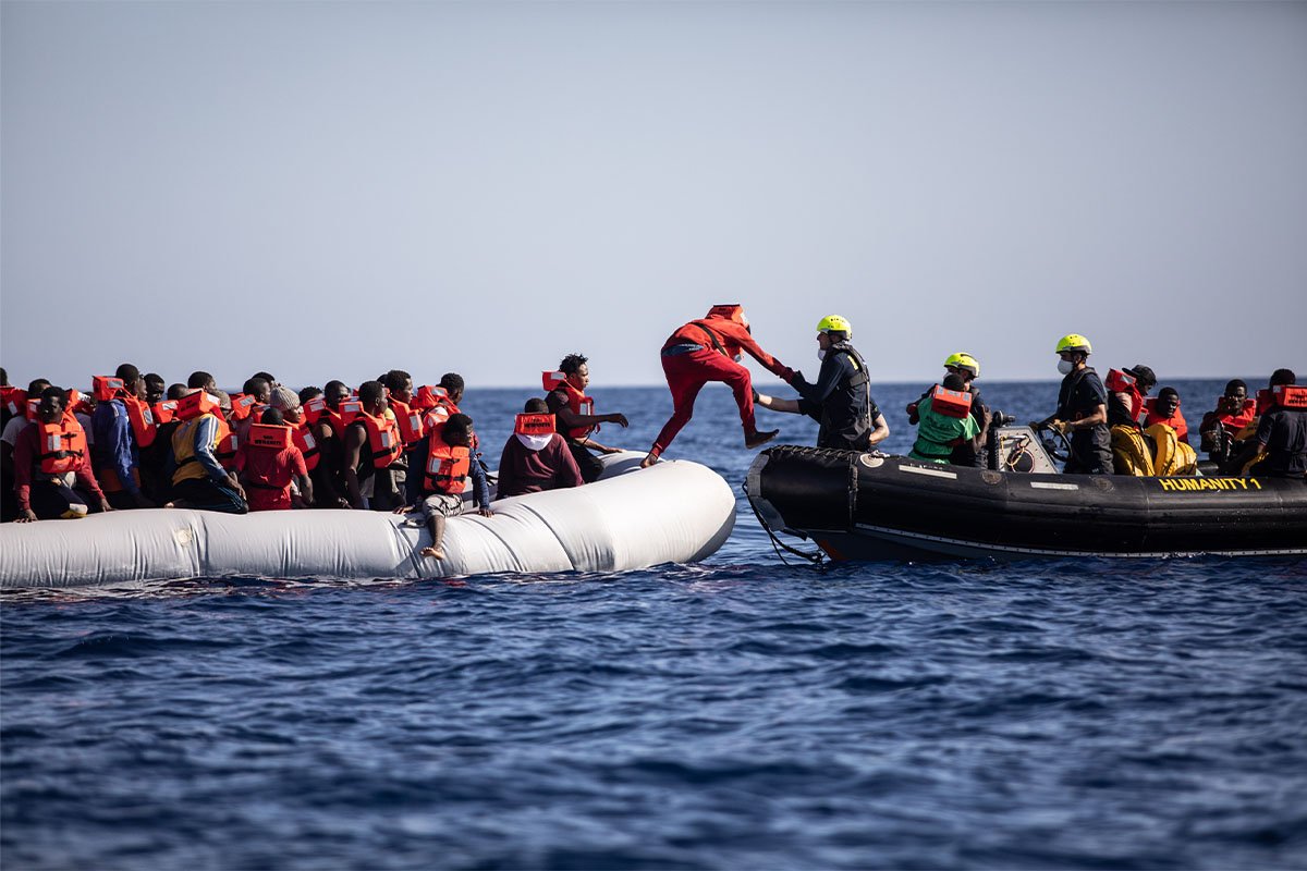 Geflüchtete werden aus einem überfüllten Schlauchboot gerettet