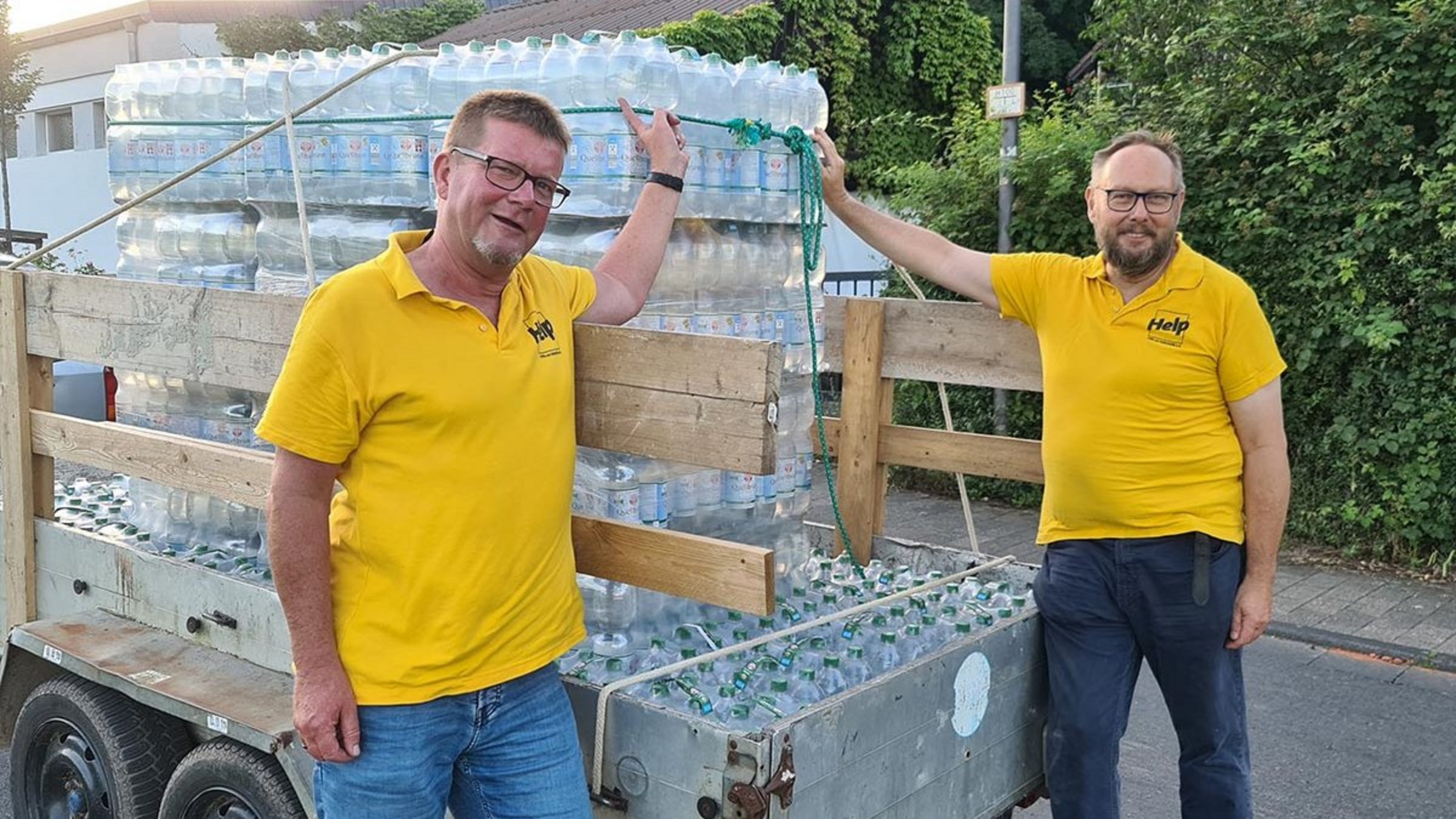 In den ersten Tagen nach dem Hochwasser hat Help unter anderem Trinkwasser an Betroffene verteilt