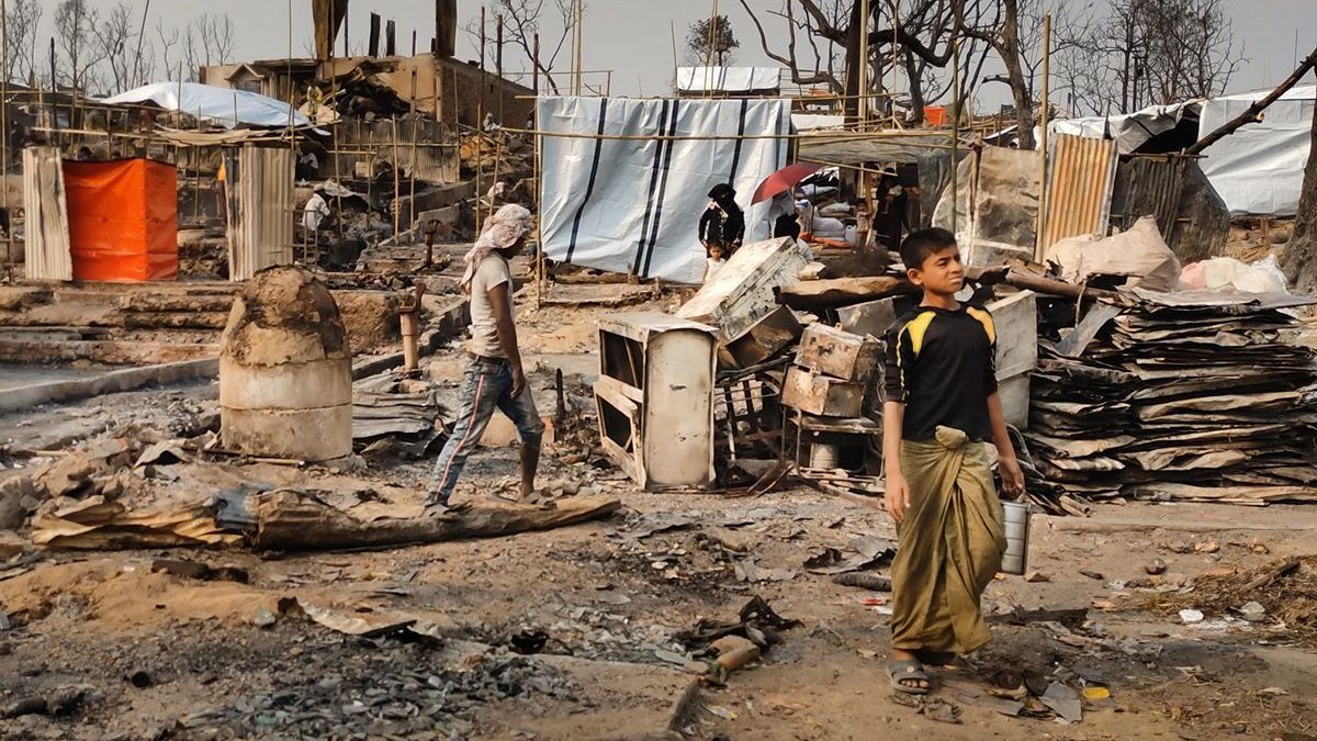 Ein Kind steht in den Überresten des verbrannten Flüchtlingslagers Kutupalong-Balukhali in Bangladesch