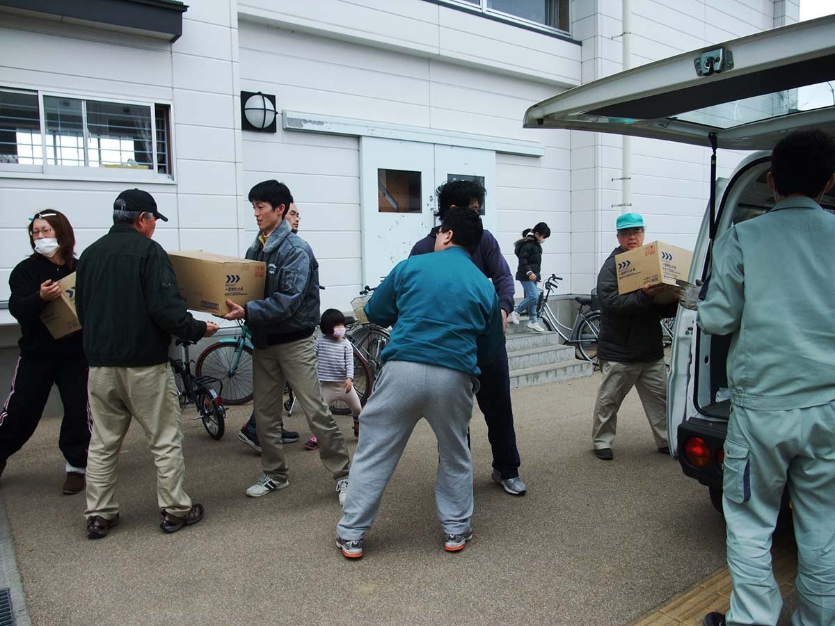 Unser Partner in Japan verteilt Nothilfepakete an Betroffene des Tsunamis