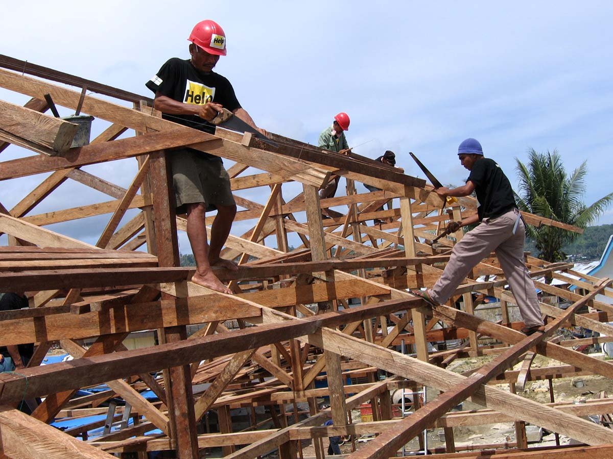 Help Mitarbeiter beim Errichten eines Dachstuhls in Indoenesien