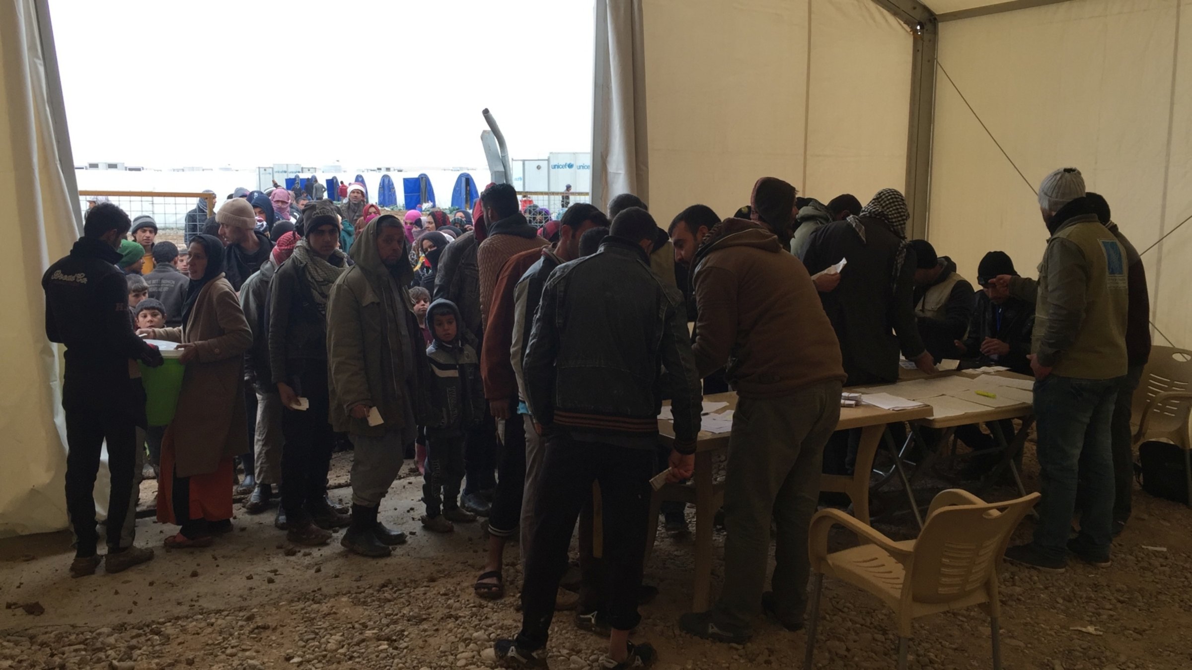 Die Flüchtlinge warten auf Hilfe
