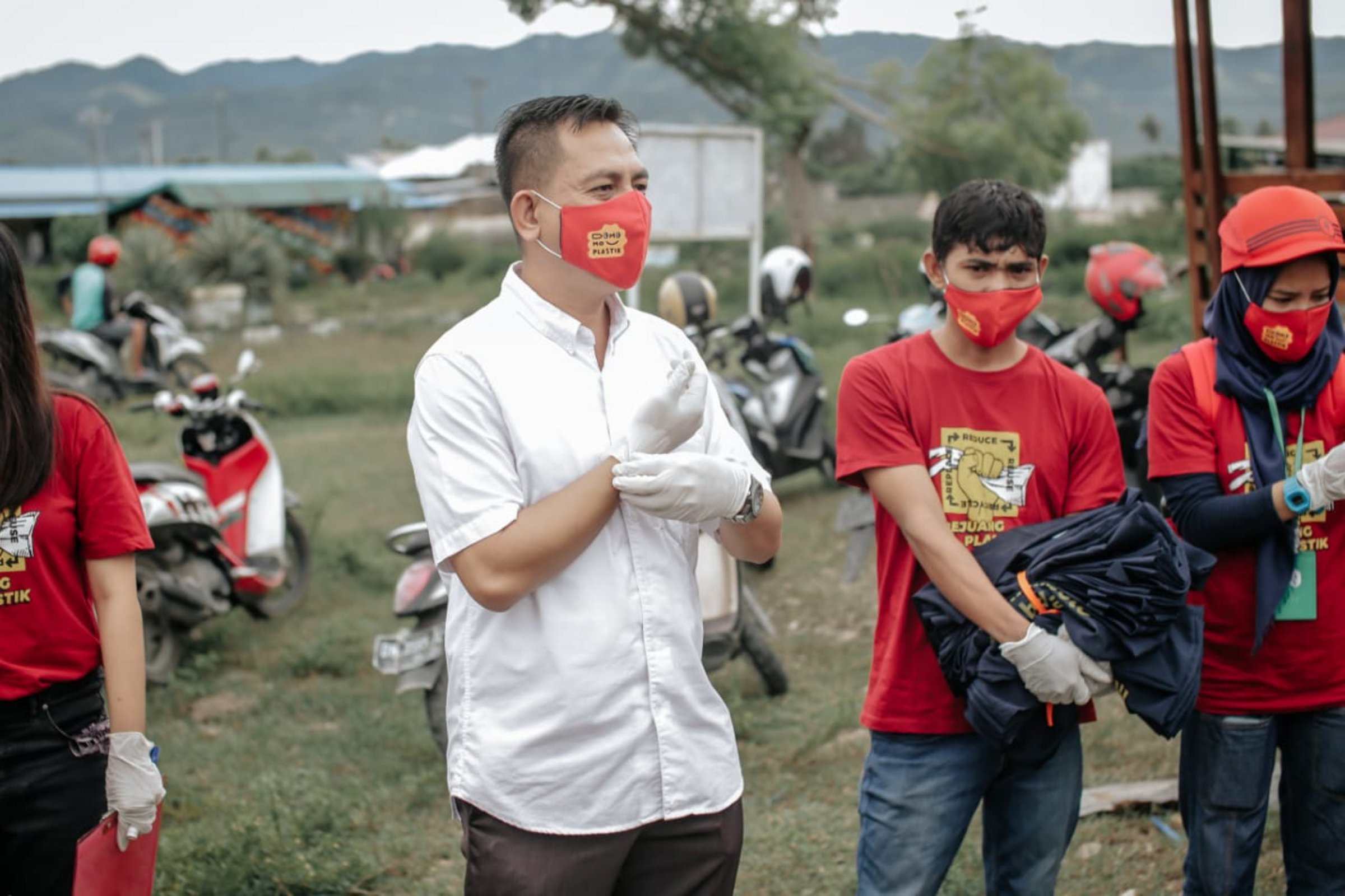Freiwillige bei einer Müllsammelaktion in Indonesien