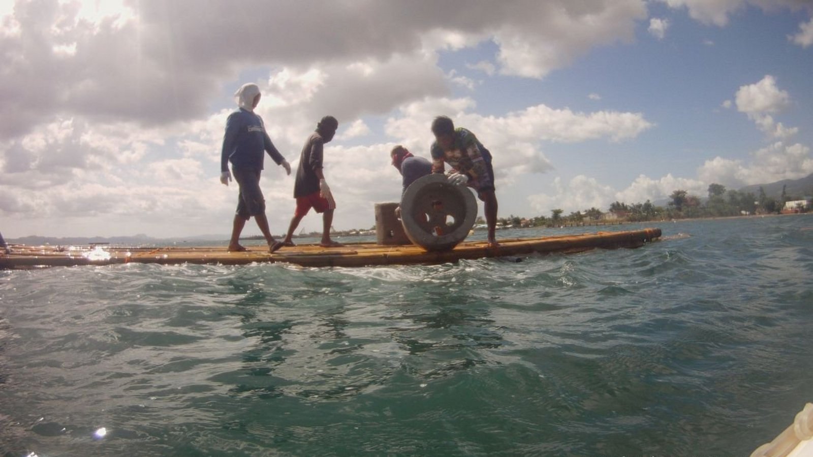 Ein Boot auf den Philippinen liefert Material zur Aufforstung der Korallenriffe