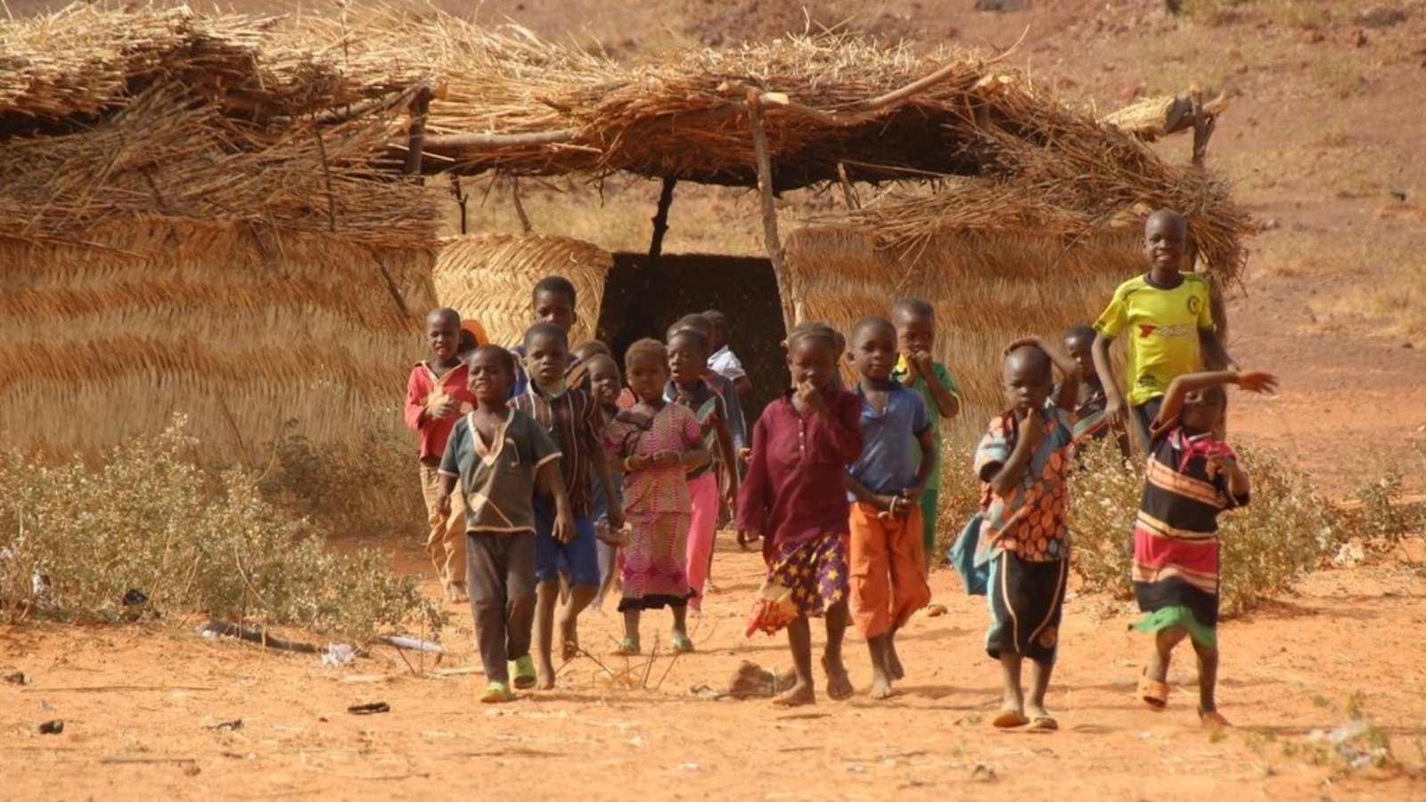 Kinder vor Hütte in Burkina Faso