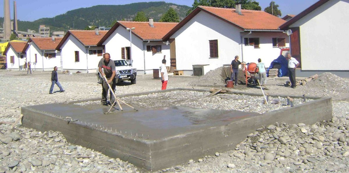 Häuserbau im Flüchtlingslager Konik in Montenegro