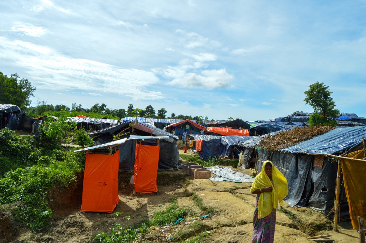 Eine Frau läuft zwischen den selbstgebauten Hütten im Rohingya-Camp in Cox's Bazar