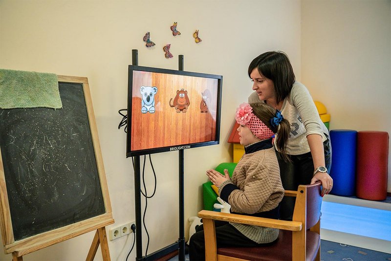Ukrainisches Kind erhält Therapie