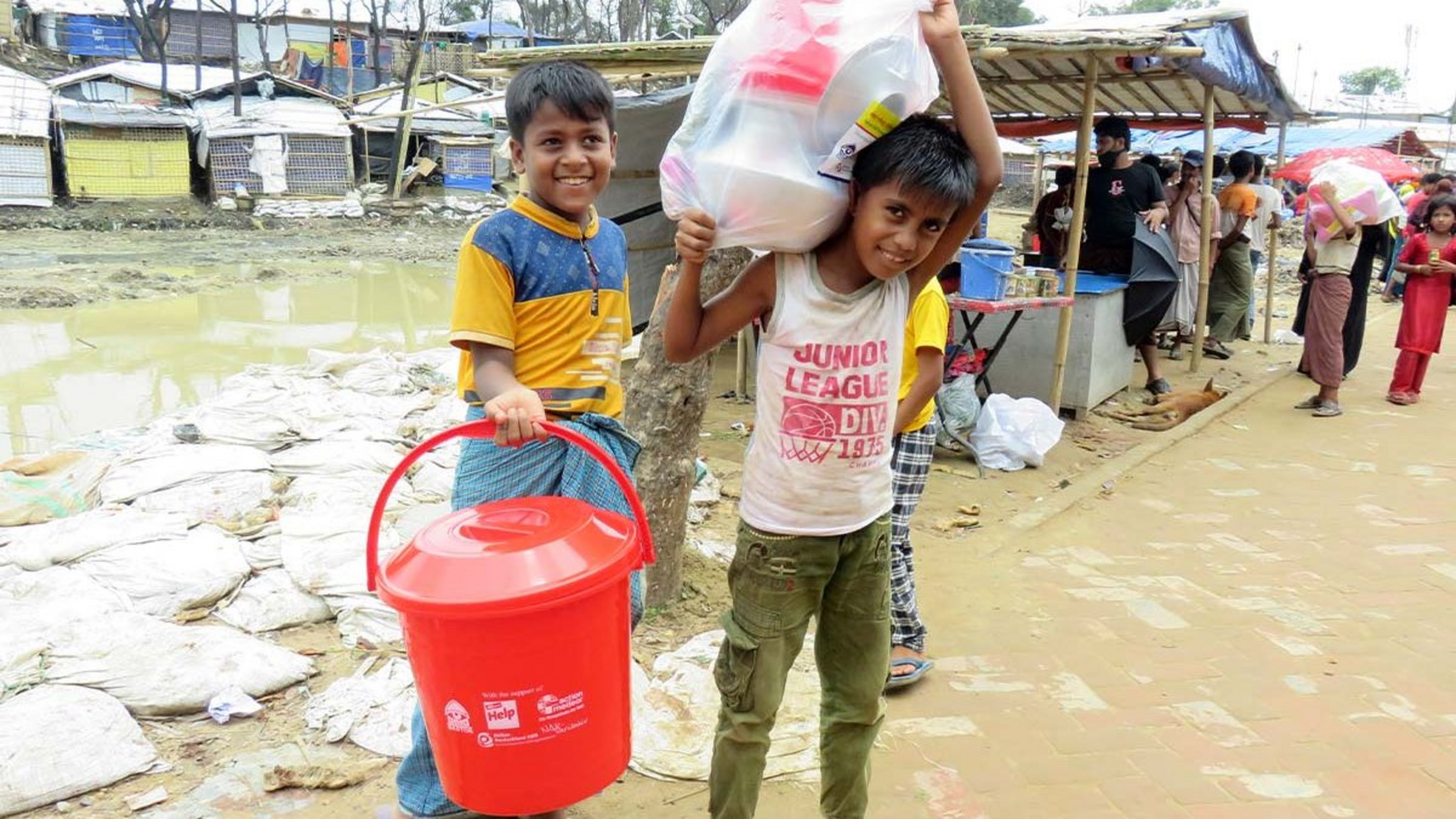 Spenden Rohingya: Verteilung von Hilfsgütern nach Feuer in Flüchtlingslager