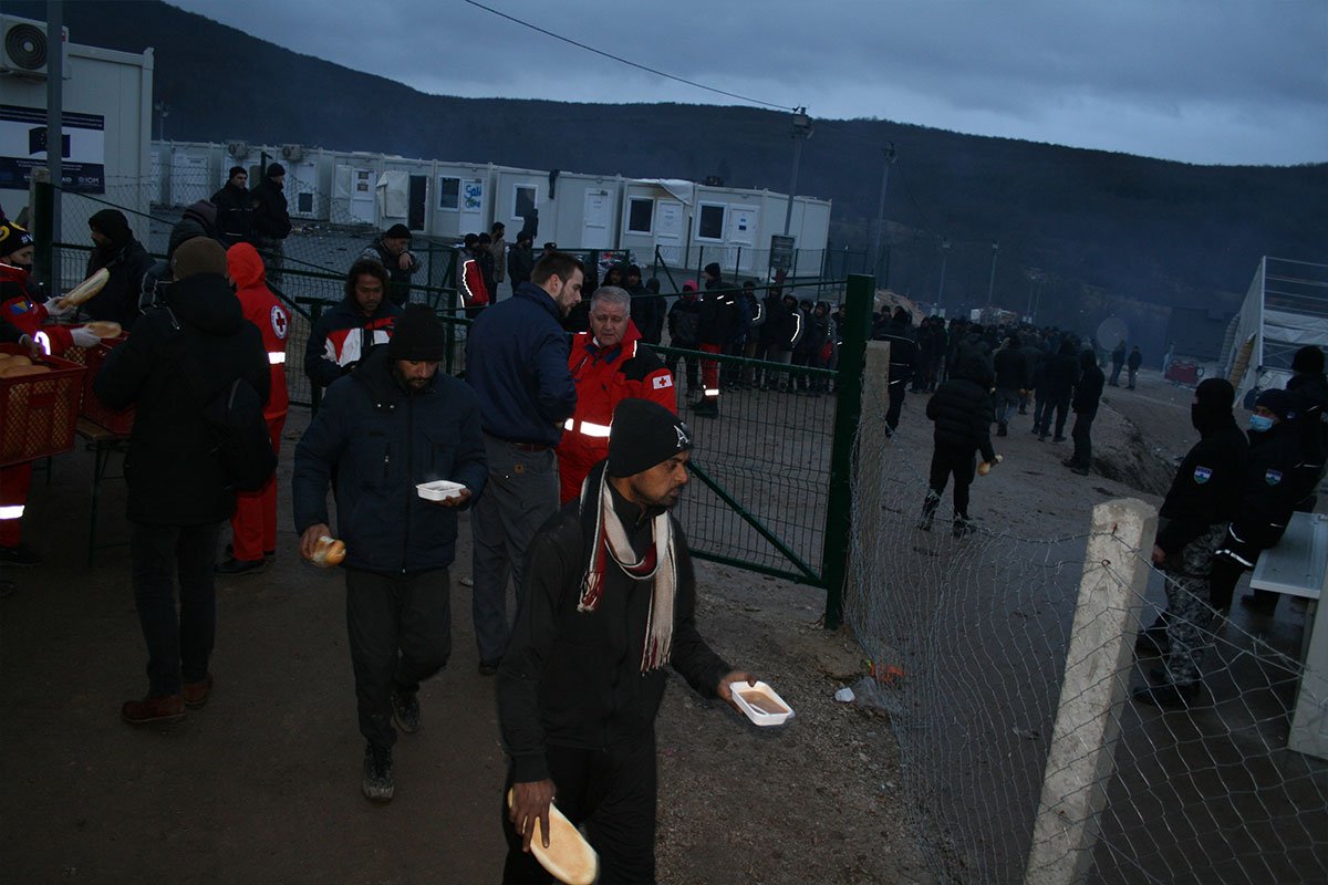 Nothilfe-Maßnahmen im abgebrannten Flüchtlingslager Lipa