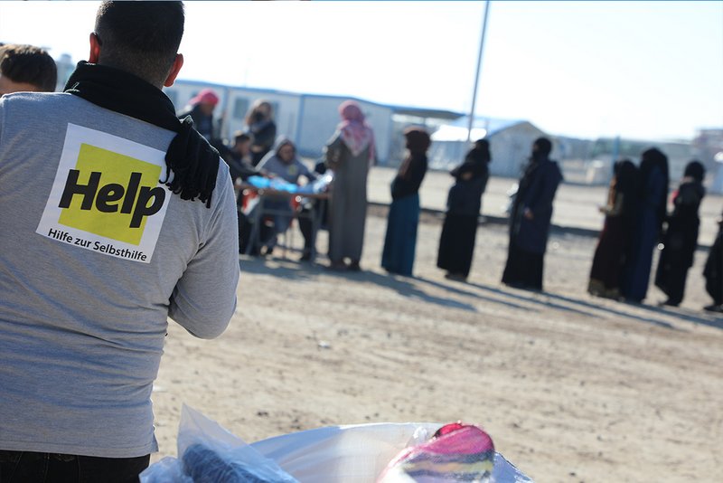 Help verteilt Winterkleidung in syrischen Flüchtlingslagern
