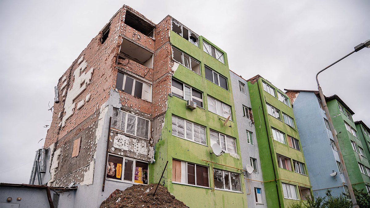 Ein von Raketen zerstörtes Wohngebäude in einem Vorort von Kiew.
