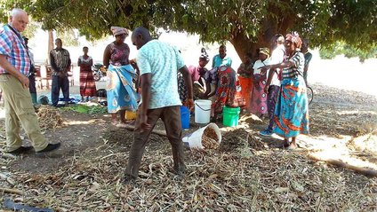 Landwirt:innen in Malawi bei einer von Help organisierten Schulung