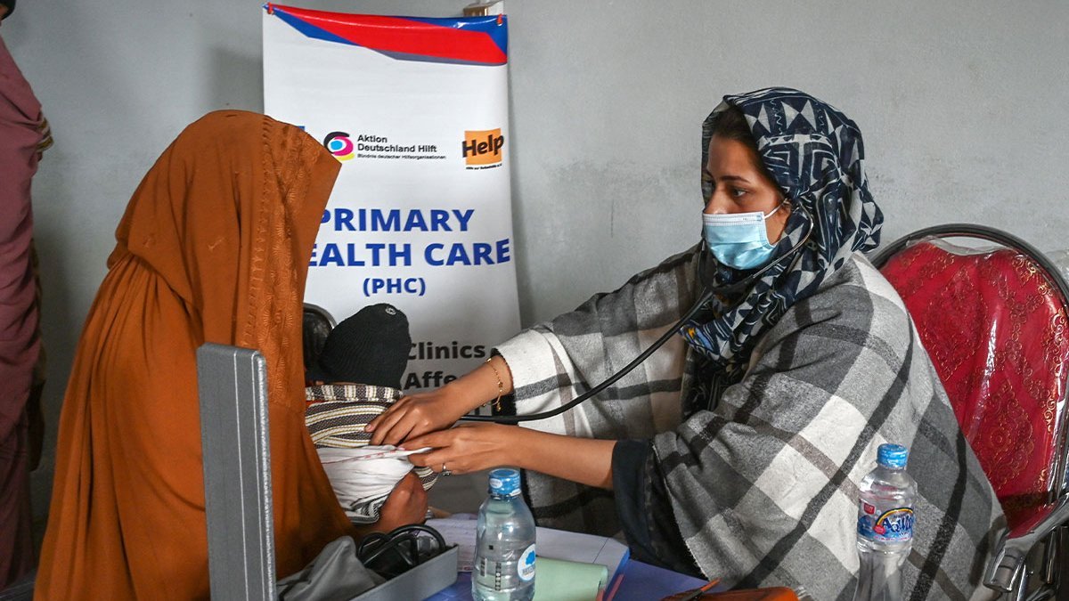 Eine Ärztin misst den Blutdruck einer Frau in Charsadda, Pakistan