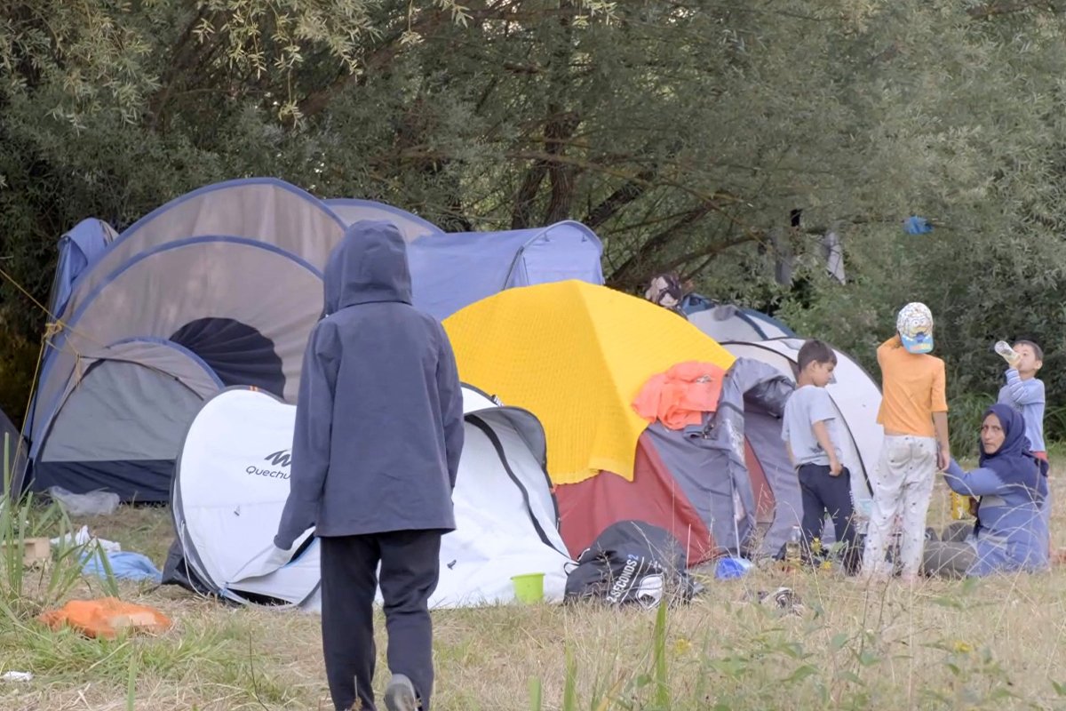 Dünne Zelte dienen als Unterkunft für die Flüchtlinge in Velika Kladusa