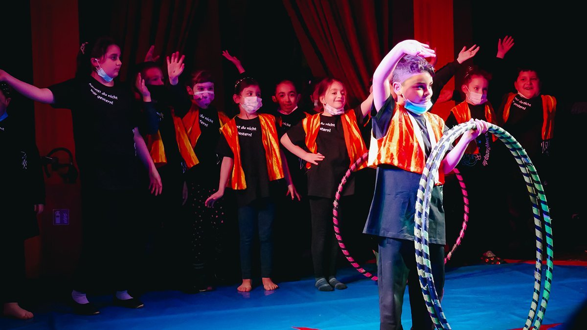 Kinder bei einer Zirkusvorführung