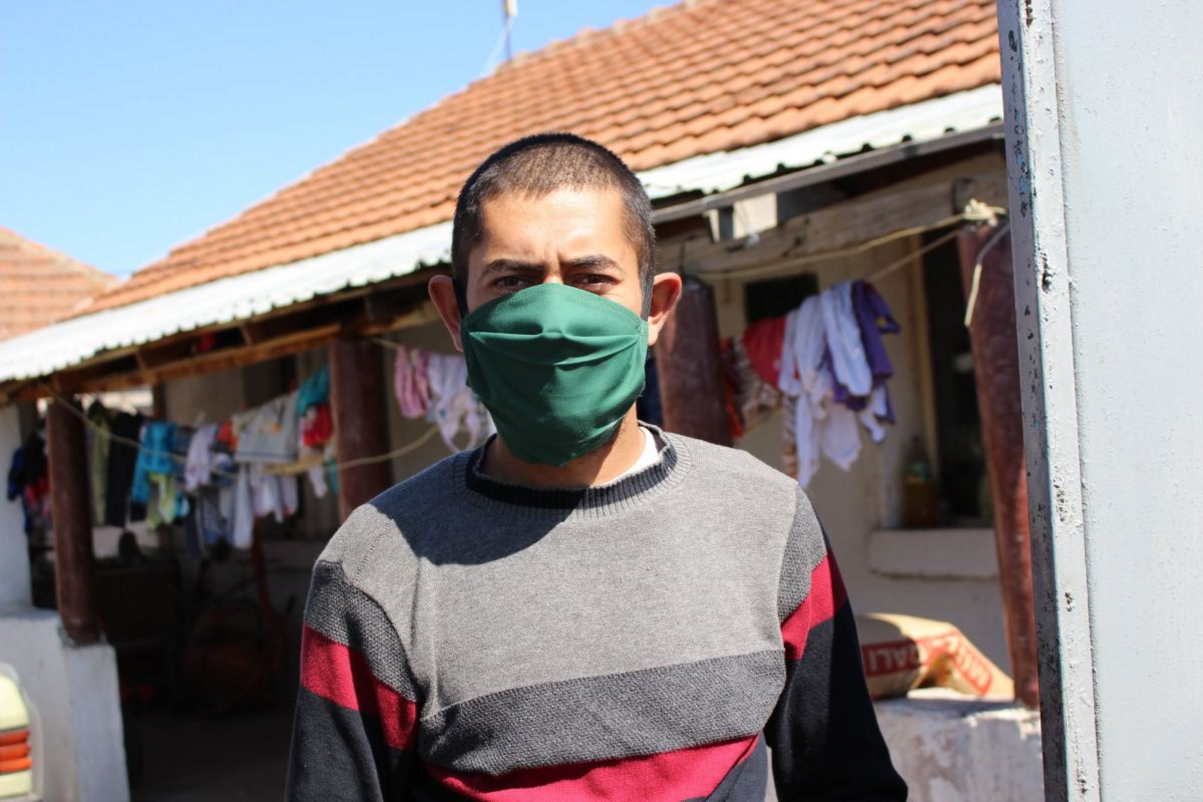 Mann mit Corona-Atemschutzmaske im Kosovo