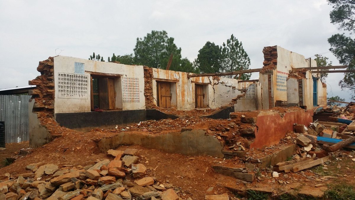 Vom Erdbeben zerstörte Schule in Nepal