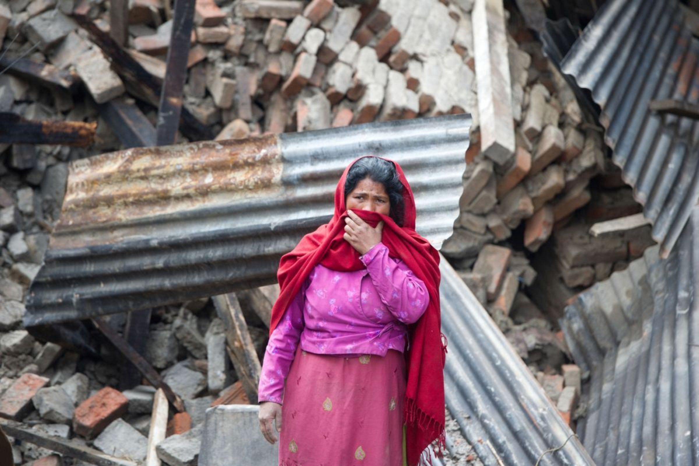 Nepalesische Frau vor den Trümmern