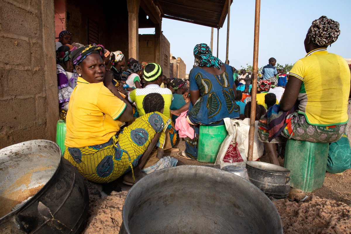 Spenden Burkina Faso: Frauen bei Nothilfeverteilungen