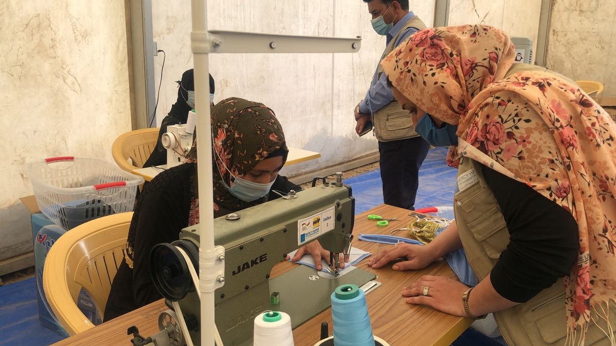 Spenden Irak Corona: Die Frauen werden im Umgang mit der Nähmaschine ausgebildet