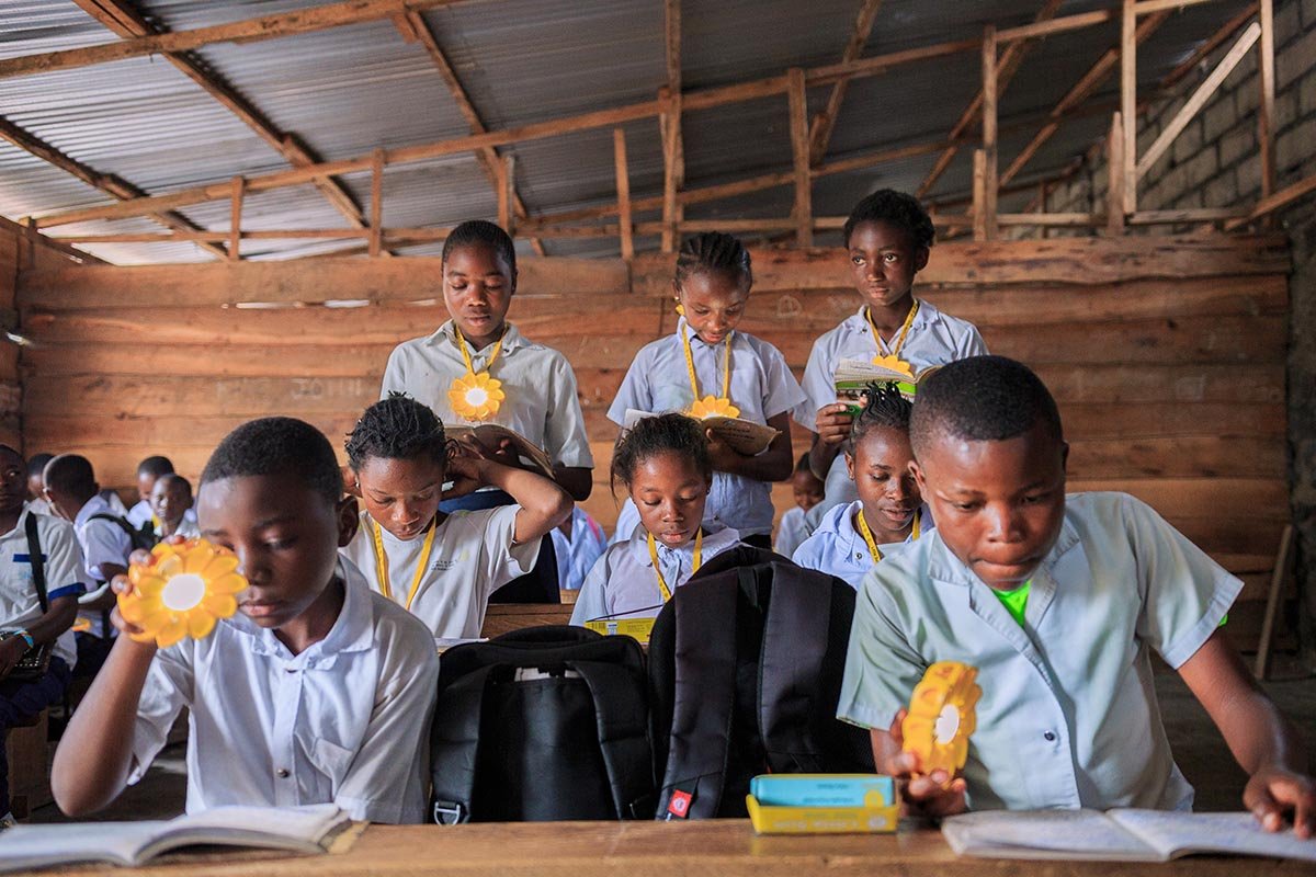Schulkinder im Kongo mit Solarlampen
