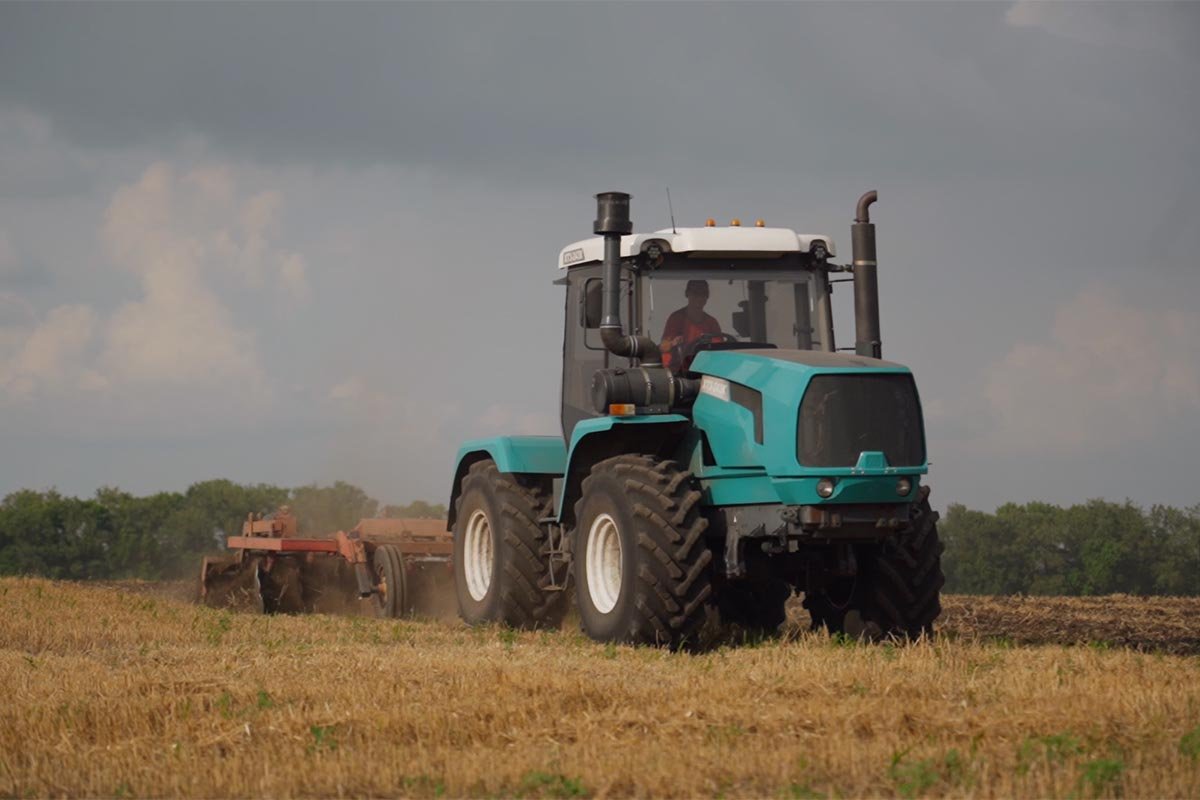 Traktor auf einem Feld in der Ukraine