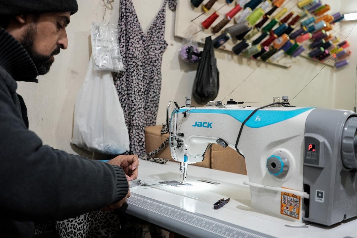 Ein Libanese näht an einer von Help finanzierten Nähmaschine
