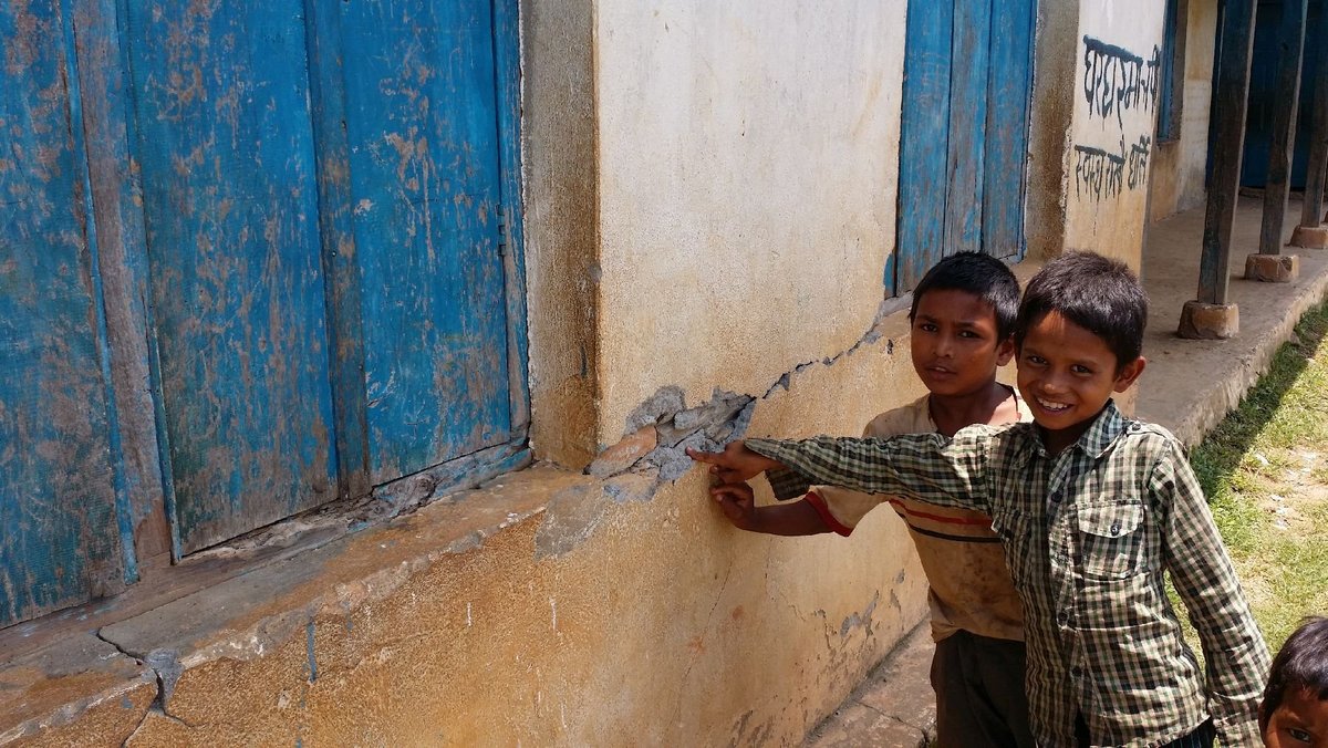 Kinder in Nepal vor einer Schule