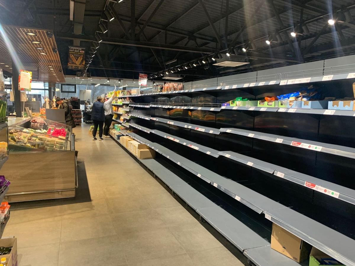 Leergekaufte Supermarktregal in der Ukraine