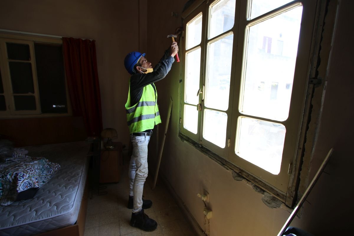Der Einbau von Fenstern in einer Wohnung, die durch die Beirut-Explosion verwüstet wurde.