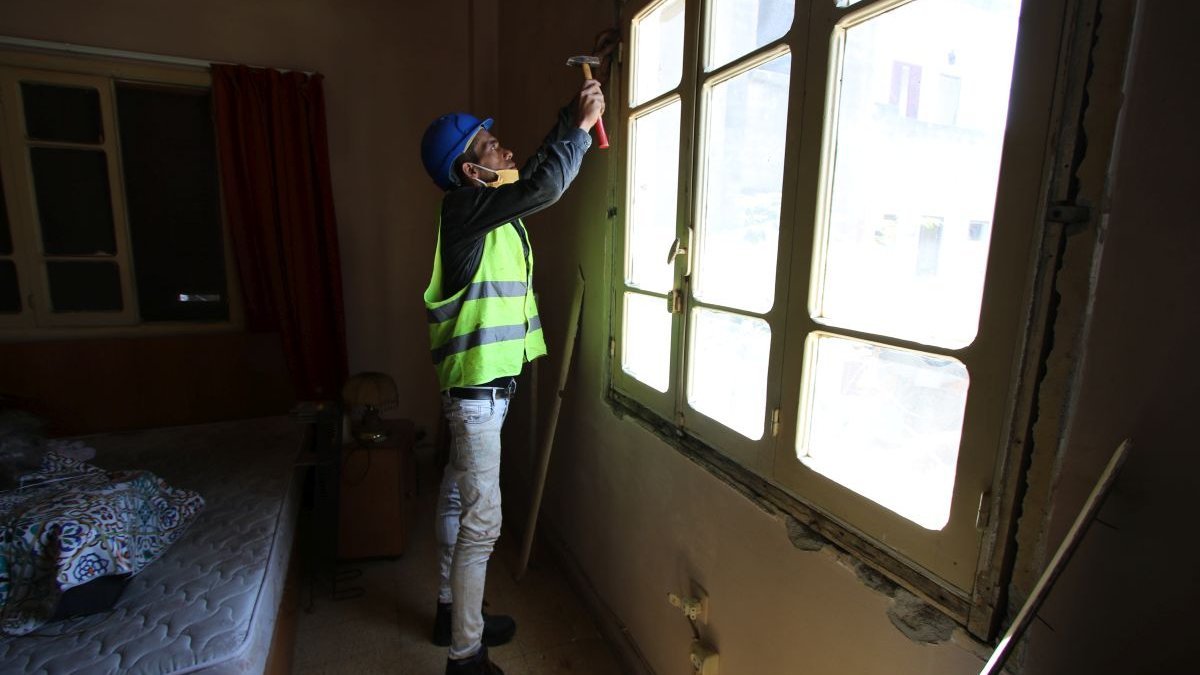 Der Einbau von Fenstern in einer Wohnung, die durch die Beirut-Explosion verwüstet wurde.