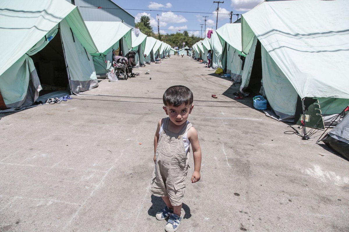 Kleiner Junge im Flüchtlingscamp in Griechenland
