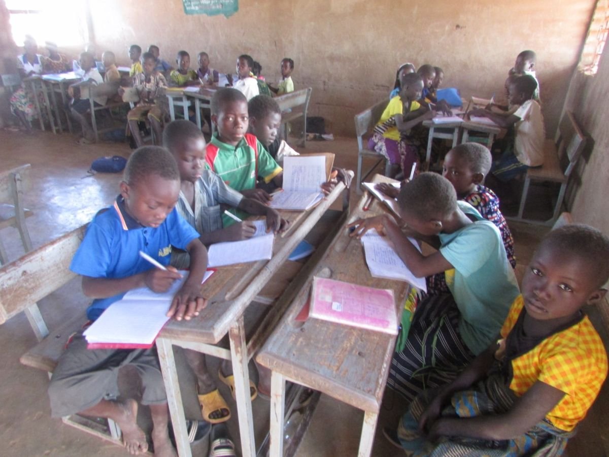 Spenden Burkina Faso: Überfüllter Klassenraum im alten Schulgebäude