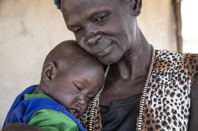 Notleidende Frau mit Kind im Südsudan