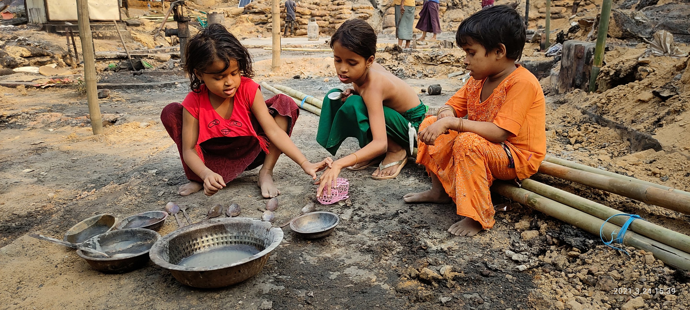 Rohingya Kinder nach Brand im Flüchtlingslager