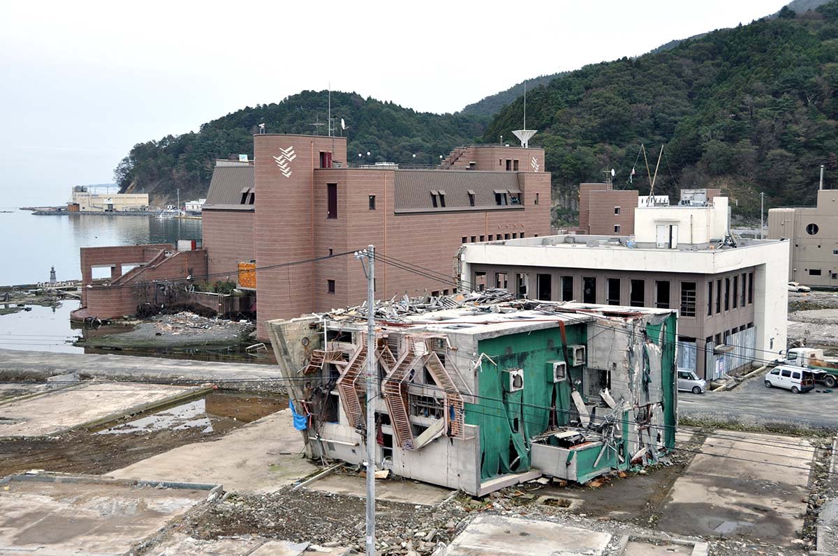 Ein auf der Seite liegender Wohnblock, der von dem gewaltigen Tsunami in Japan 2011 mitgerissen wurde.