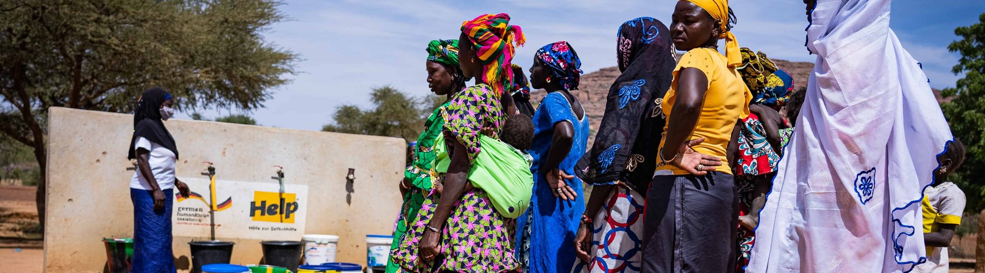 Frauen in Mali stehen Schlange für Trinkwasser